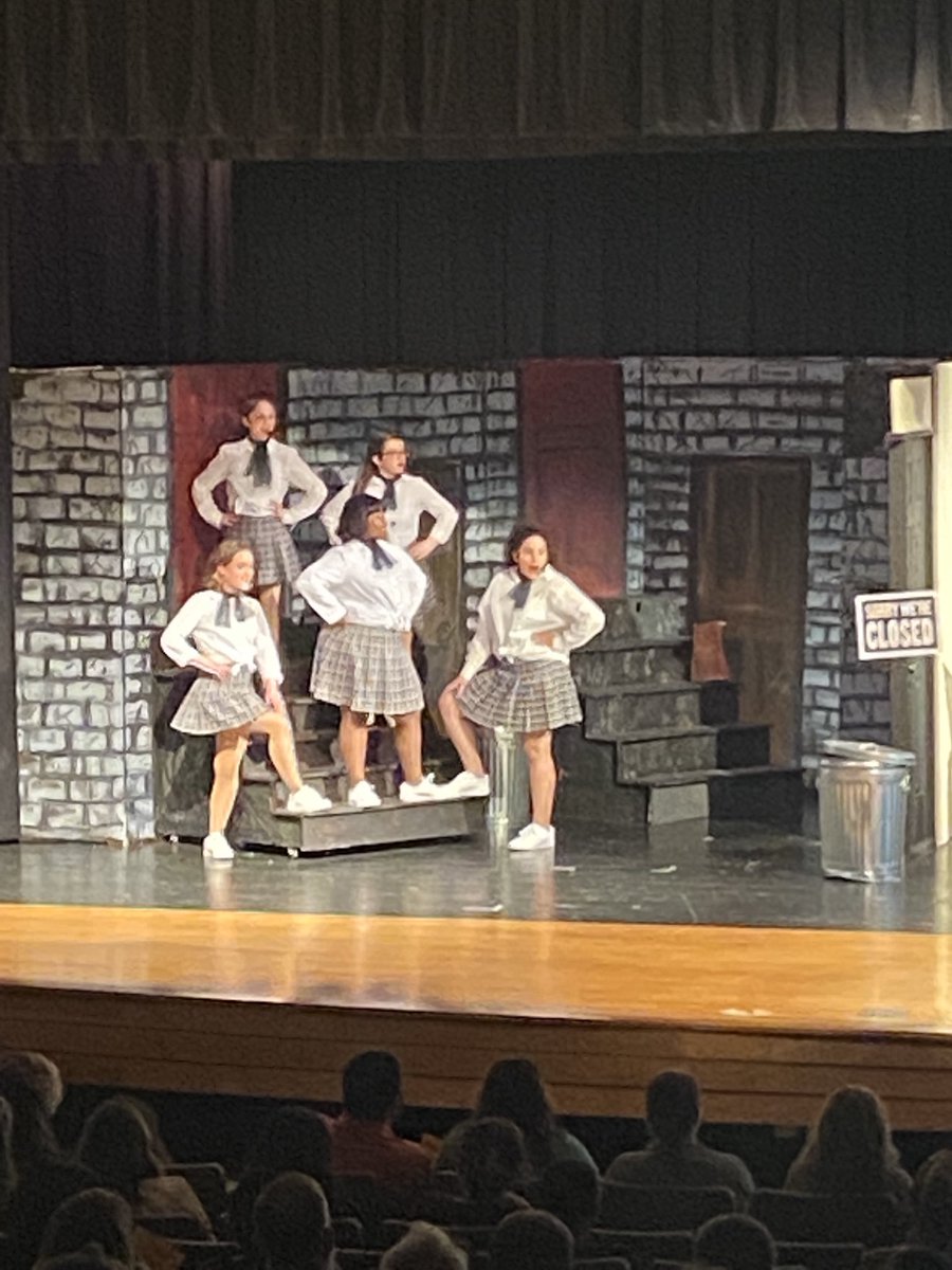 RiceThatRuns's tweet photo. Final night for Little Shop of Horrors at THS. Cast and crew still going strong. #weRtabb https://t.co/rdZn8kqK1E
