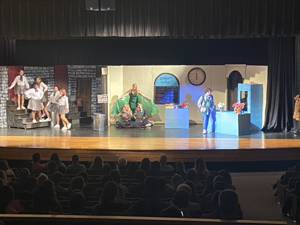 RiceThatRuns's tweet photo. Final night for Little Shop of Horrors at THS. Cast and crew still going strong. #weRtabb https://t.co/rdZn8kqK1E