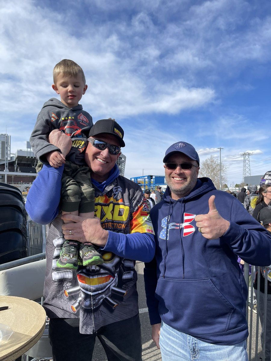 di_rito's tweet photo. Honey meets his idol!!#monsterjam https://t.co/zF0GaAk42o