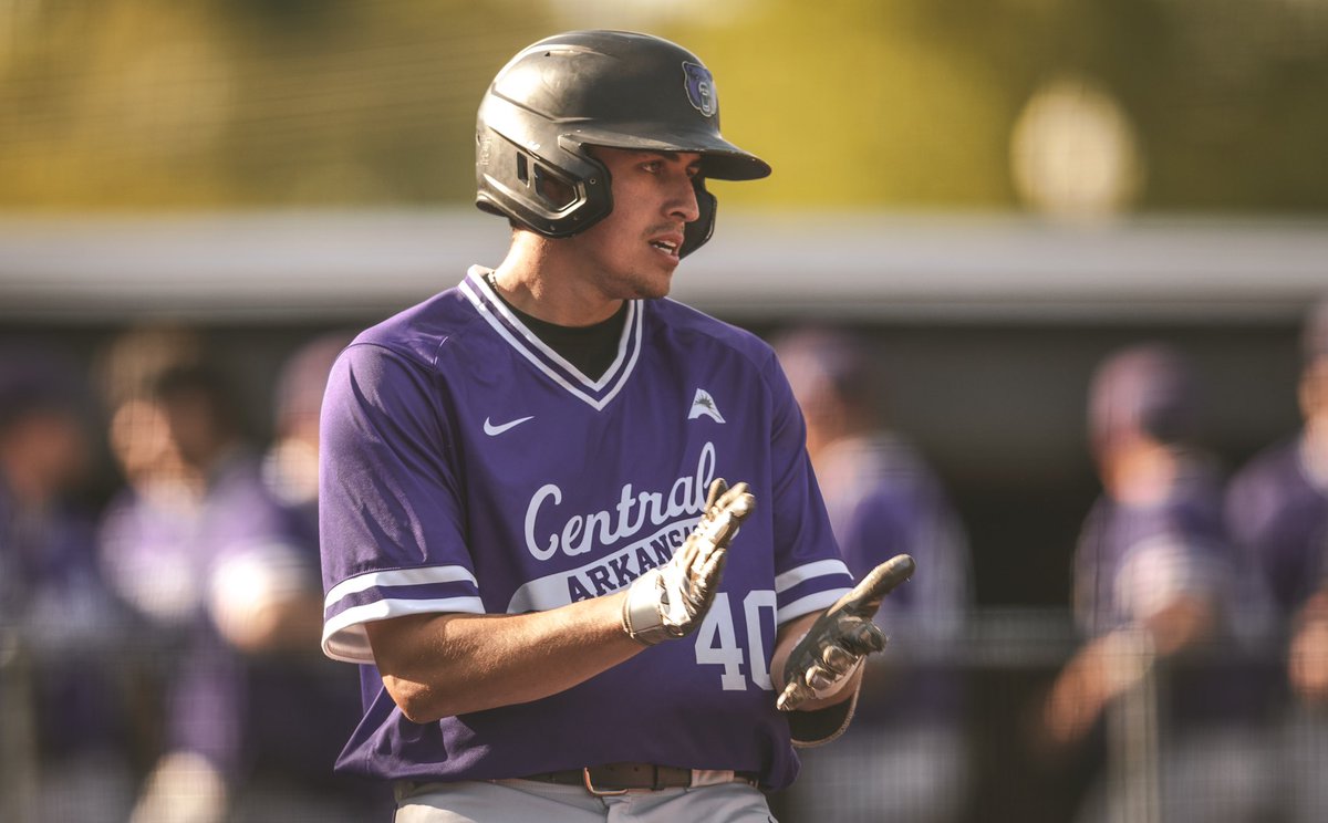 UCABearBaseball's tweet photo. Hunter Hicks is THAT guy

@10_Hunterhicks blasts 4 HR in 3 games this weekend!

#BearClawsUp https://t.co/gVfanHir8w