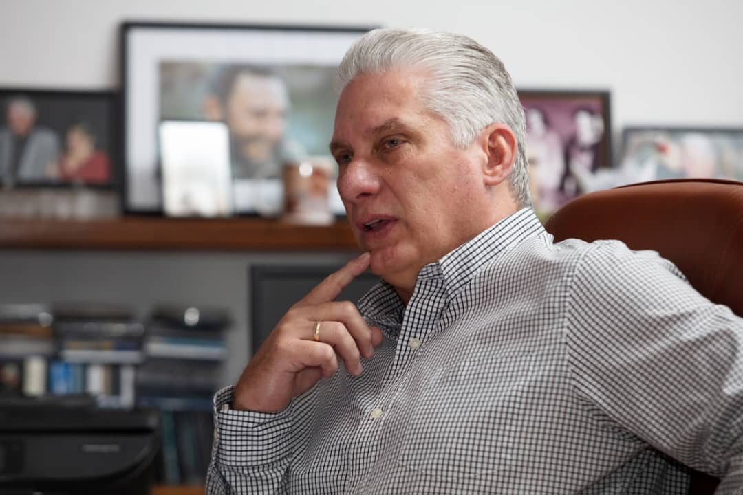PresidenciaCuba's tweet photo. .@DiazCanelB a @atilioboron: Queremos expresarle al pueblo de Latinoamérica y el Caribe que la Revolución Cubana no se rendirá nunca, que no claudicará y que pueden contar con que #Cuba siempre estará presente para las causas justas. 🇨🇺

Entrevista 👇
 
https://t.co/raeaMUTtJL https://t.co/YhV7ysidBY