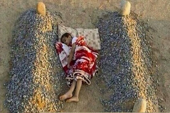 SyedaFatemahuda's tweet photo. A Yemeni child sleeping between the graves of his parents 💔💔 https://t.co/F92kAMvGLd