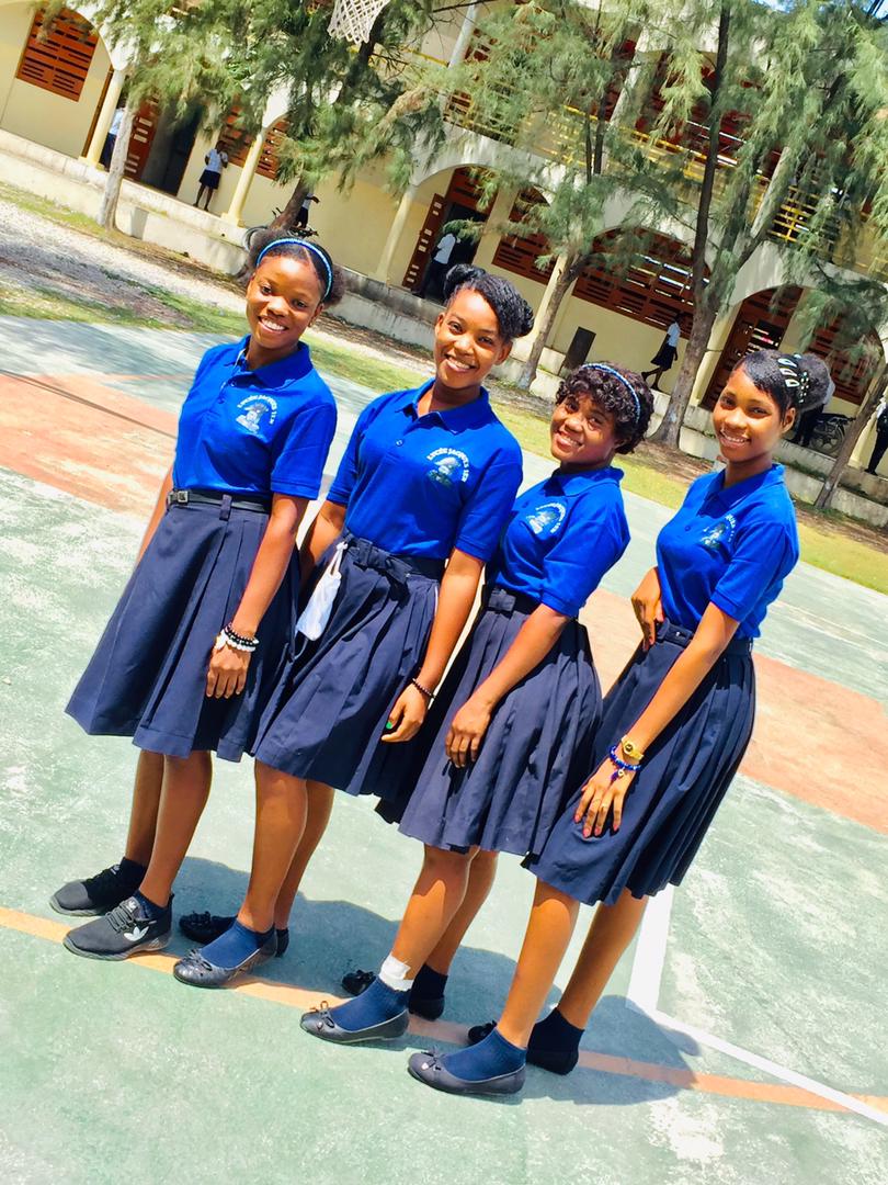 clh_haiti21's tweet photo. Nous sommes fiers d'être filles et fils de Jean Jacques Dessalines, le fondateur de notre patrie. Nous sommes encore plus fiers d'être au Lycée de l'Empereur, le Lycée Jacques 1er. #LycéeJourney #lycéennes #lycéens #jacques1er #PromotionSublime22 https://t.co/iC6moNrw9F