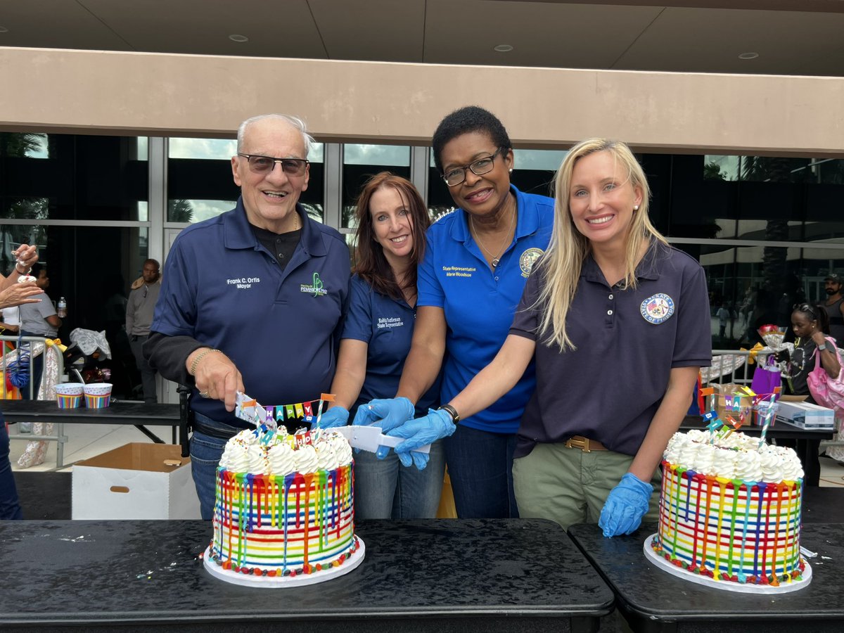 LeaderBookFL's tweet photo. Happy #PinesDay! Such a great turn out to celebrate @cityofppines’s 62nd birthday 🎉 https://t.co/uLFbLd2HJW