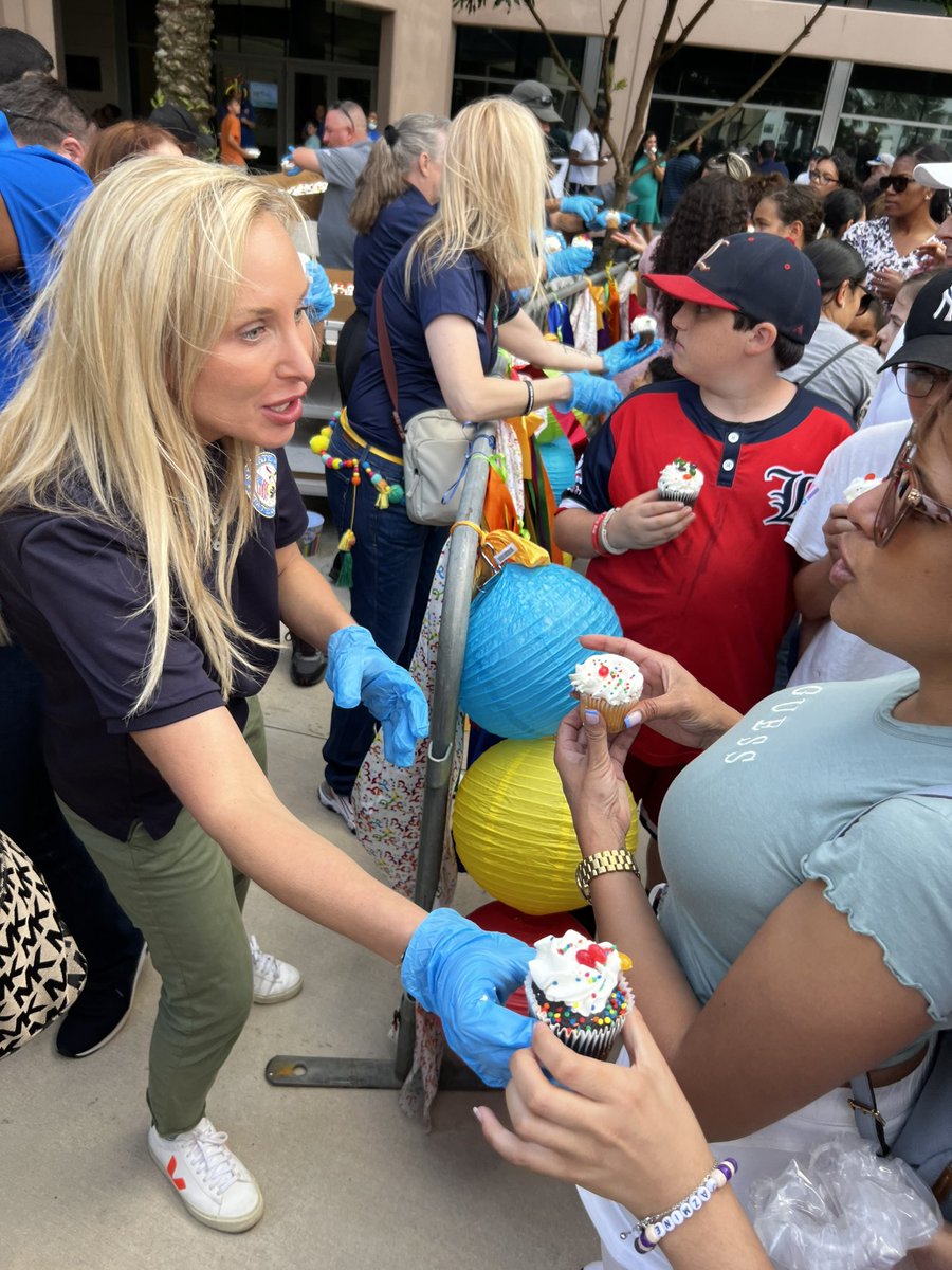 LeaderBookFL's tweet photo. Happy #PinesDay! Such a great turn out to celebrate @cityofppines’s 62nd birthday 🎉 https://t.co/uLFbLd2HJW