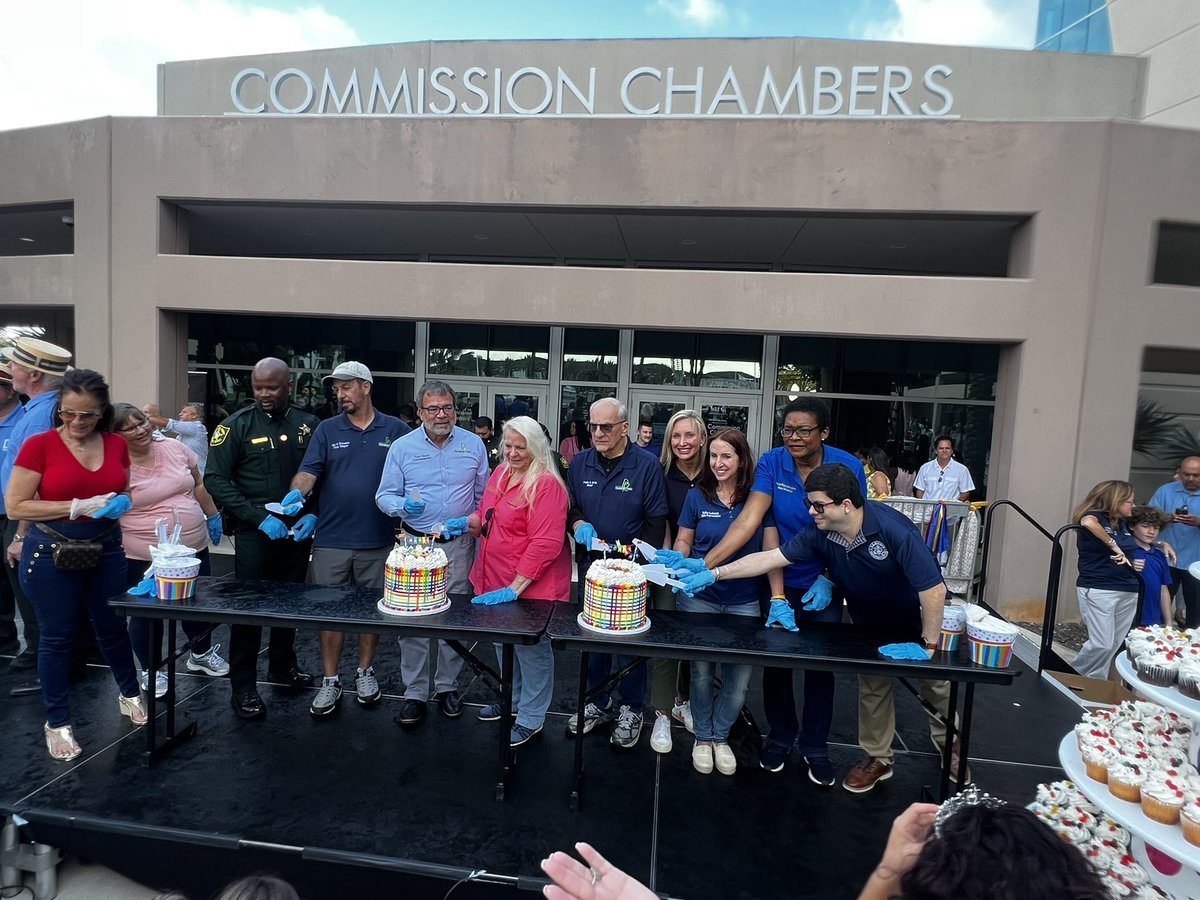 LeaderBookFL's tweet photo. Happy #PinesDay! Such a great turn out to celebrate @cityofppines’s 62nd birthday 🎉 https://t.co/uLFbLd2HJW