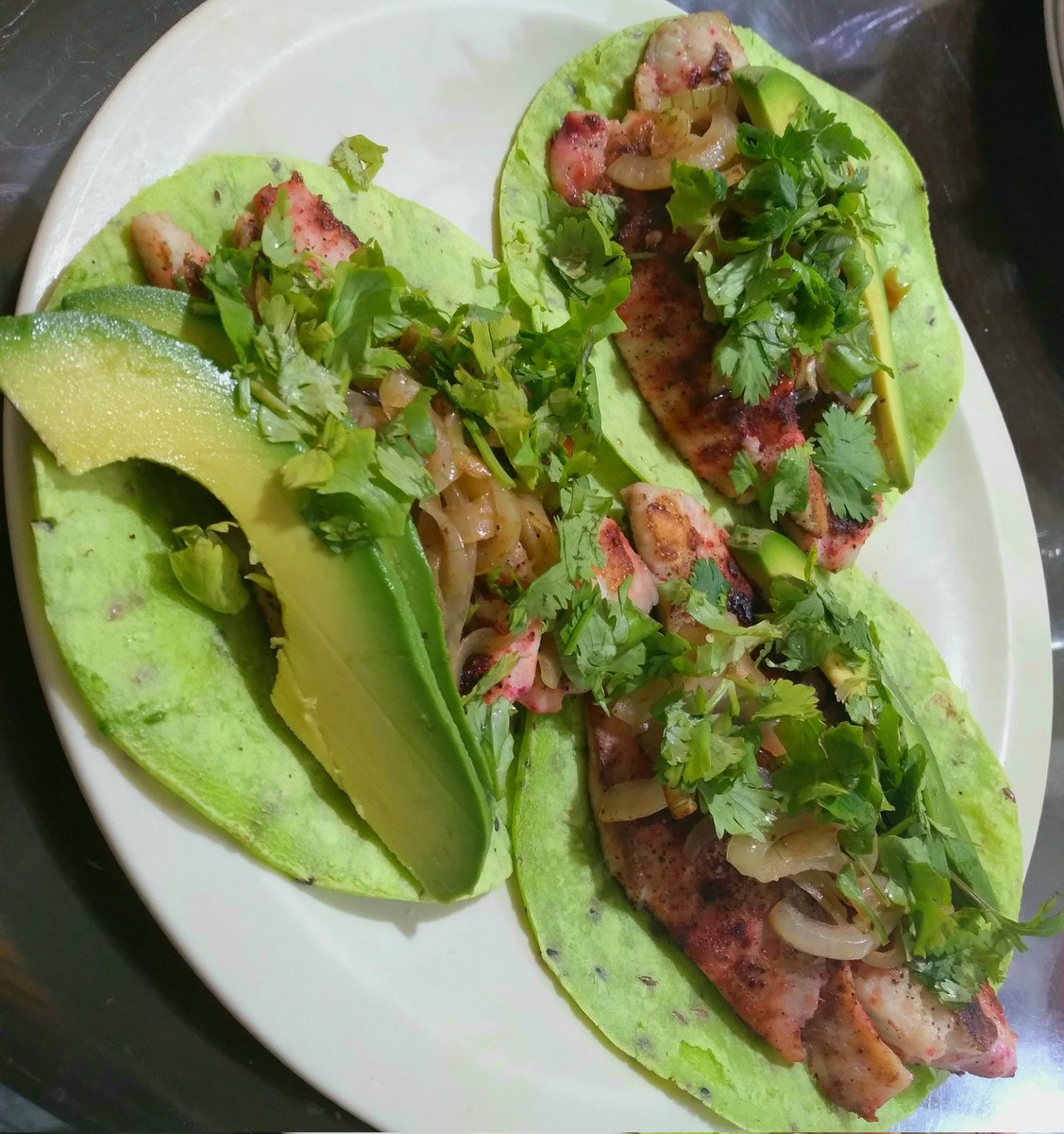 FdoSing's tweet photo. Mi versión de #TacosDePescado a la #Paprika 🐟🌶 en #TortillasDeNopal con #CebollaGuisada, #Cilantro, #Aguacate y un toque de #SalsaBBQ ¡Ya me pueden contratar! 😁😅 https://t.co/0ltix4R6ys