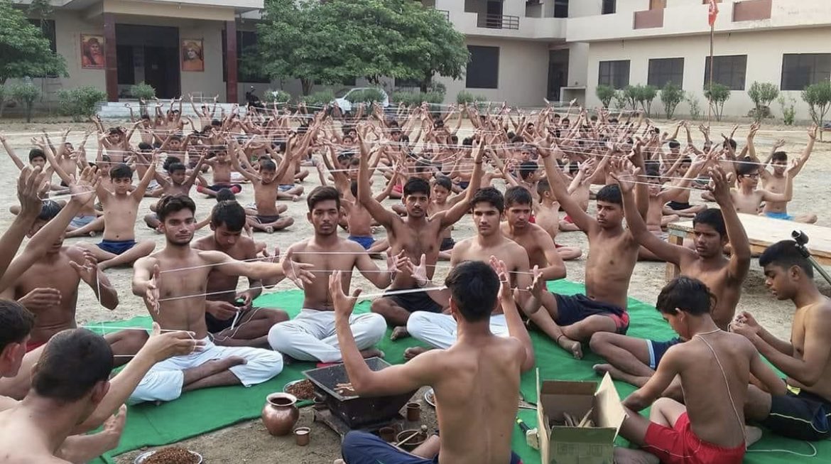 AMahasangh's tweet photo. आर्य=ईश्वर पुत्र।अर्थात् ईश्वरीय नियम-संविधान को मानने वाला होता है,100%शाकाहारी होता है।फिर यह वामपन्थी, दक्षिणपन्थी कम्युनिस्ट कहां से किस आधार पर मानने एवं लिखने लगे कि-आर्य मांस खाते थे?स्वार्थ,हठ और दुराग्रह मनुष्य का पतन तो करता ही है साथ ही उससे पतन खाई भी खुदवा देता है। https://t.co/u1LbBlOysq