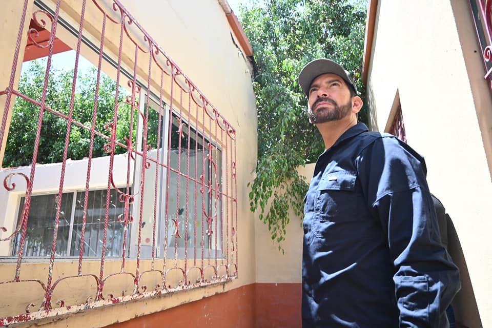 JCarlosPatron23's tweet photo. El destino actuó en favor de los niños de la escuela primaria Sixto Osuna de Villa Unión y afortunadamente no se encontraban en clases cuando parte del techo de una aula colapsó; personalmente la imagen de butacas bajo los escombros me afectó como padre y como servidor público. https://t.co/Vhz2ffL0dM