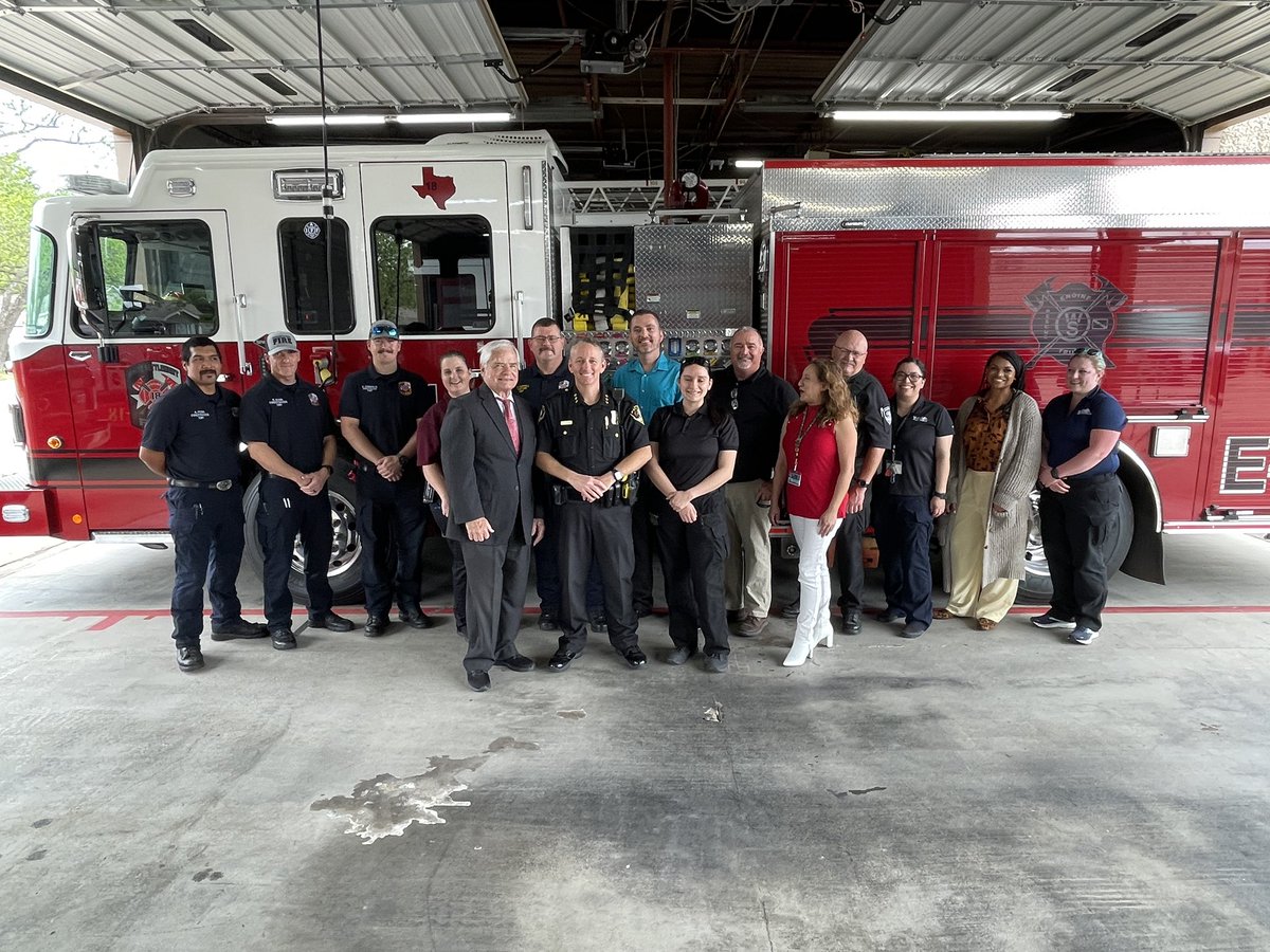 WSPDTX's tweet photo. We had an awesome employee luncheon with Chief @cooktx donating the food and the Fire Department doing the cooking! Great way to build stronger relationships with all city employees and increase camaraderie! #TeamWSPD #TeamWSFD #TeamWS https://t.co/JPrV8fFfGJ