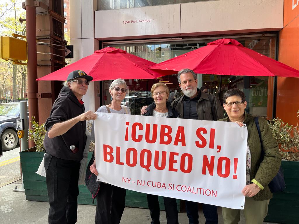 Al clamor de ¡#Cuba sí, bloqueo no! amigos solidarios de Nueva York expresaron su respaldo a nuestro país en una nueva jornada #PuentesDeAmor.

#EliminaElBloqueo