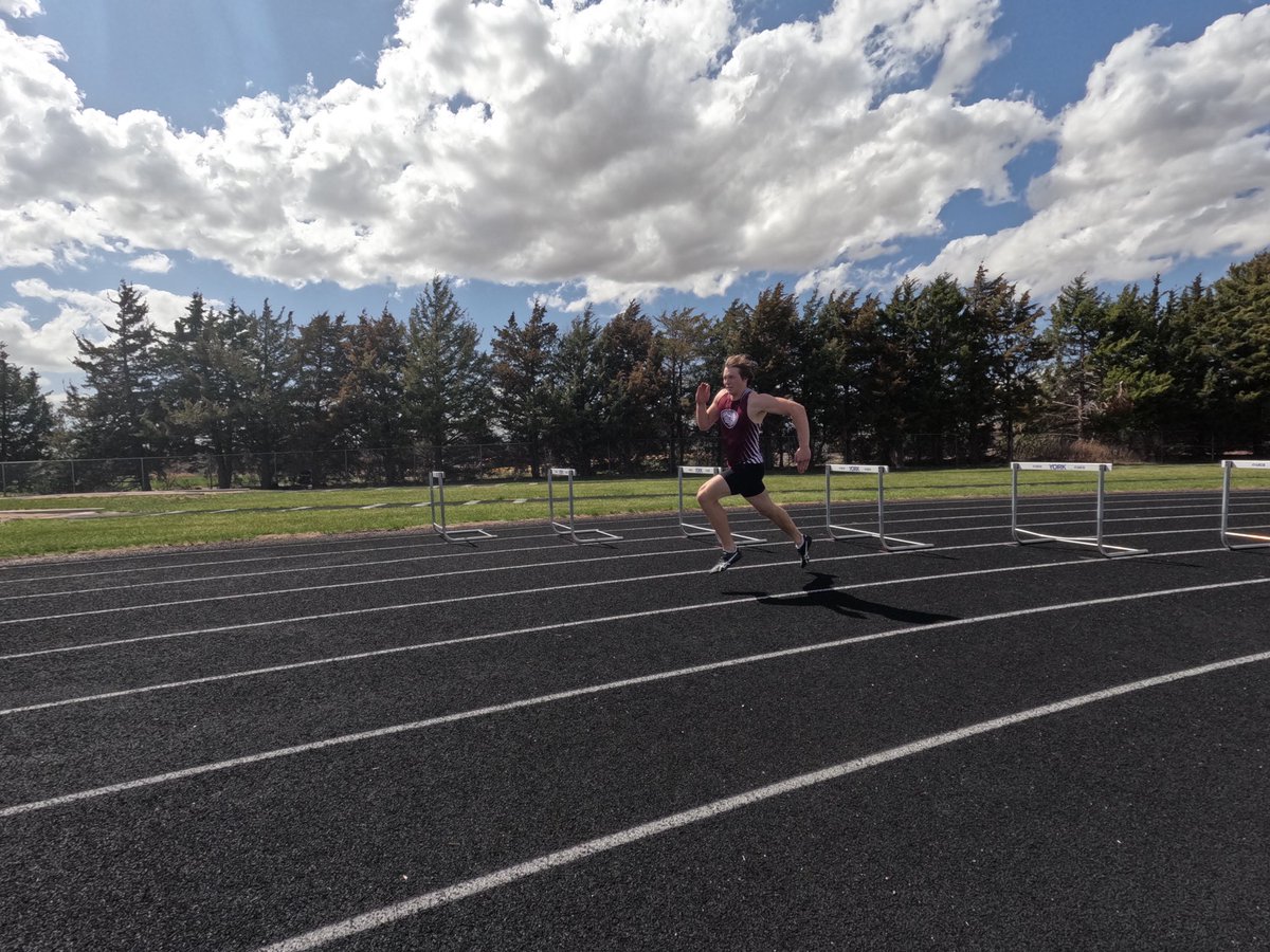 Big_Red_Oval's tweet photo. Hogan WINgrove. Don’t believe he’s lost yet all year across every hurdle event and Triple Jump. Last name makes sense. https://t.co/6iU0EOPI1R