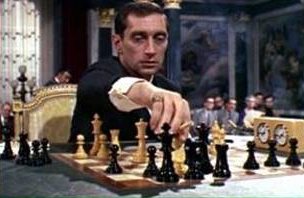 Más de James Bond.
En escenas iniciales de "From Russia with love" de 1963 se observa el final de una partida de ajedrez. 
Esta partida es reproducción de una real entre Spassky y Bronstein ocurrida 3 años antes en el campeonato de Rusia.
La jugada 15 de Spassky fue brillante