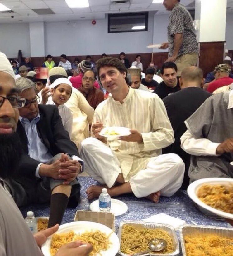 dembouz34's tweet image. venez au canada voici notre premier ministre qui respecte les musulmans qui vient même à manger avec eux à l’heure du ftour