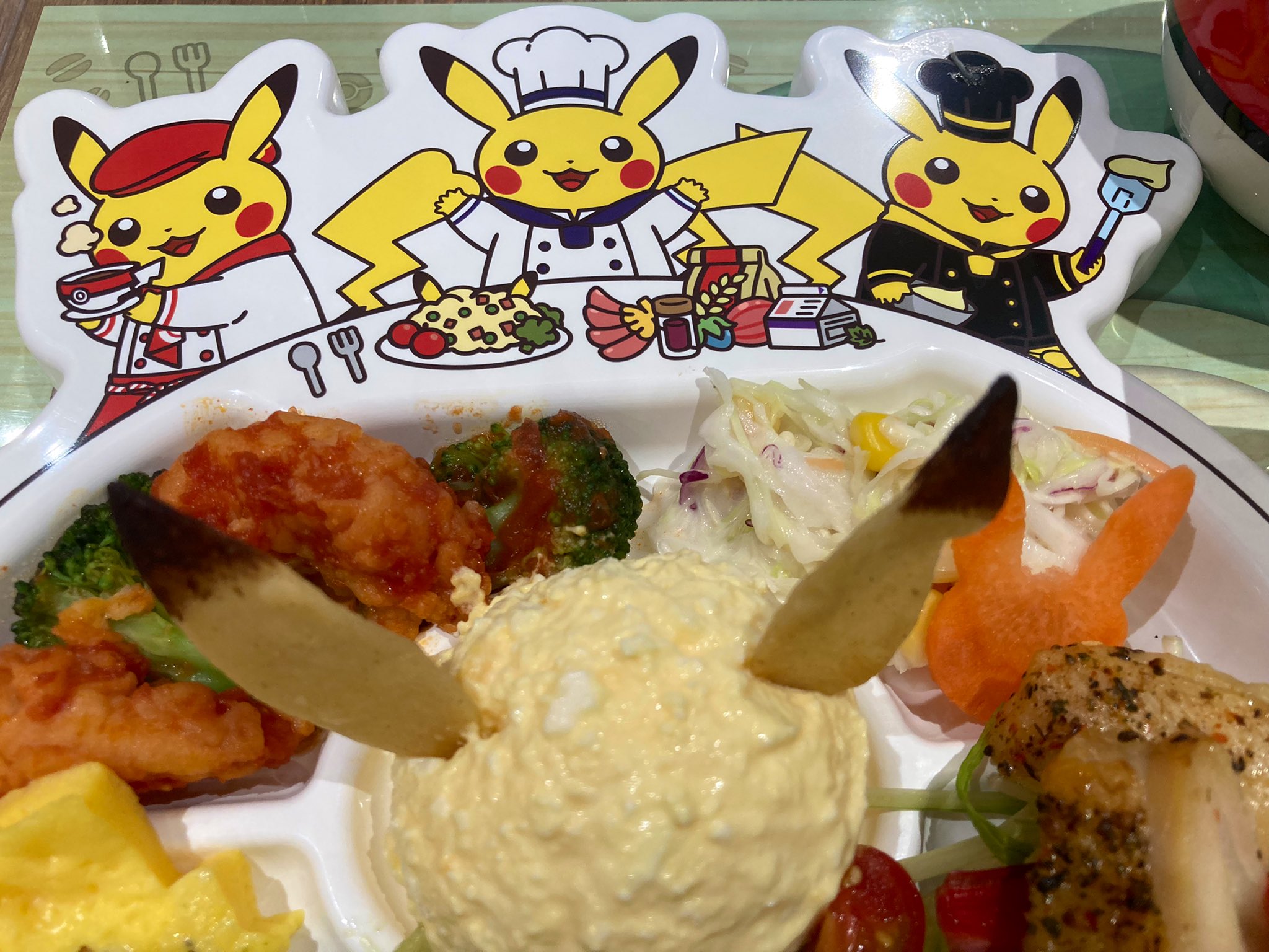 ねこいろ ポケモンカフェのお子様ランチプレート3 850円なり お皿とっても可愛いし絶対ご飯を美味しく楽しく食べられるけど 買うのやめちゃった あと箱がめちゃくちゃでかいぞ 購入された方 持ち帰るの頑張って笑 ポケモンセンター ポケモンカフェ