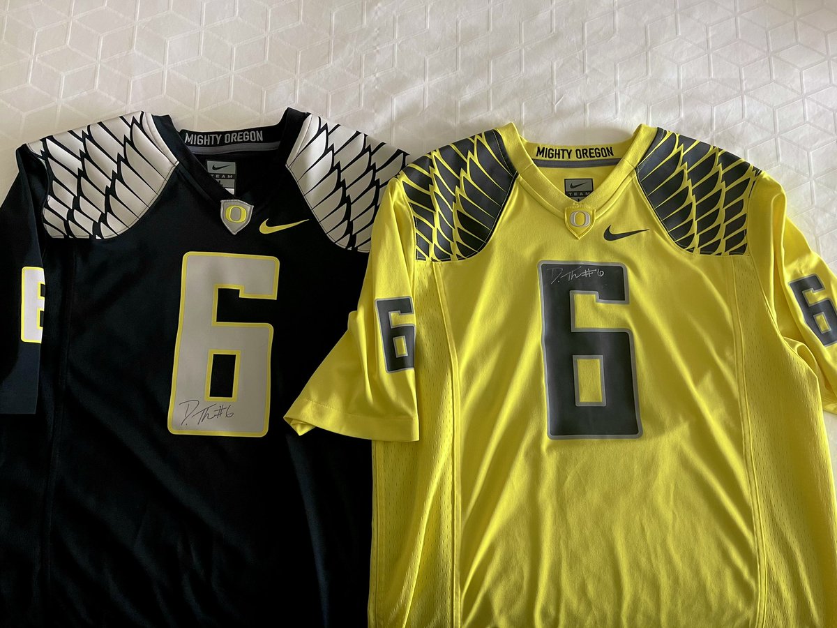 godux1987's tweet photo. Appreciate you @DATMETAGOON π€
Was great to have you back at #Autzen π today for the @oregonfootball Spring Game brother π―
#BlackMamba π #DeAnthonyThomas #DAT #DuckLegend #GoDucks π¦ #ProDucks
@uoregon @GoDucks https://t.co/P7ypMh34Ez