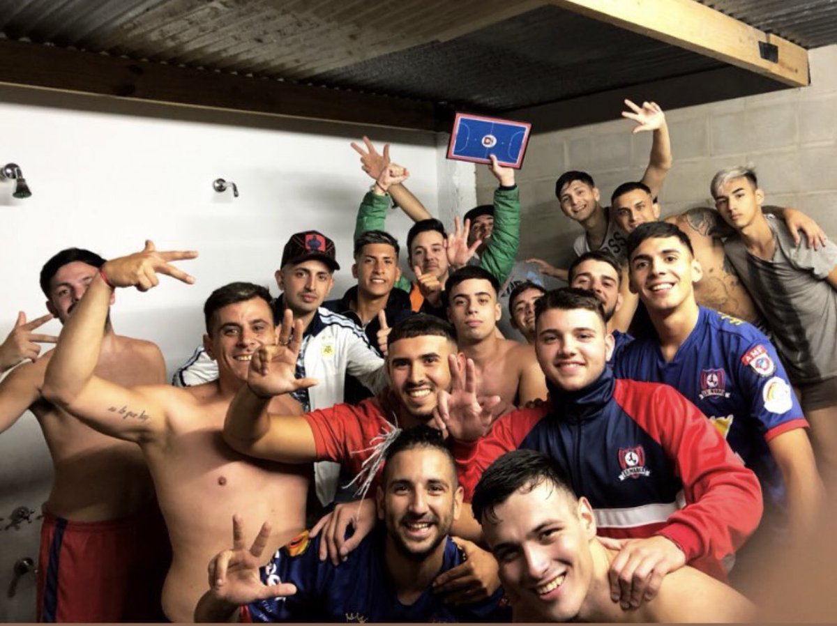 lamarcafutsal's tweet photo. Final en villa Lynch… LA MARCA GANÓ Y SE QUEDA CON 3 PUNTOS Y 3 GOLES 💙❤️💙 https://t.co/GJ7g0TaEZN