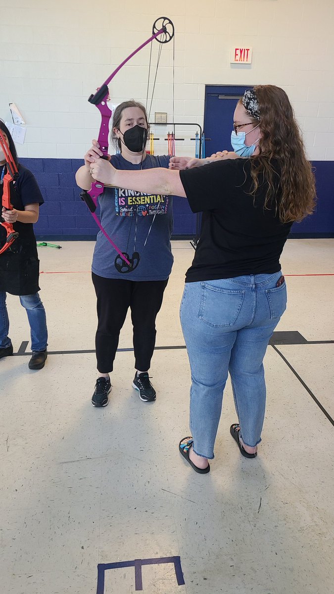 MsRosanne_reads's tweet photo. Who says staff meetings can't be exciting? Not THIS #encoreteam. Time for some Archery courtesy of @CoachPybus and @libmediabeach! @MrsSarmientoart did a great job and I had a few good attempts. Not bad since the last time I practiced was grade school. #BAESencore #teambuilding https://t.co/3JnCwEATnX