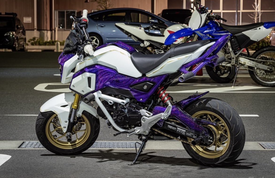 31pan3's tweet photo. 拡散希望

23日の0時頃からから24日の9時の間で

ホンダグロム盗難されました。

目撃情報など些細な事ででも結構です。連絡頂けると幸いです。

写真との違いはケージとマフラーが付いていない点グリップが変わっています

塗装は紫と白にカスタムペイントされています。 https://t.co/pDCgz2204k
