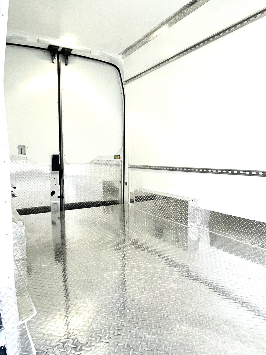 MobileColdSol's tweet image. 2022 @Ford Transit with Mobile Cold Solutions insulation package paired with a @thermoking V320 refrigeration unit.