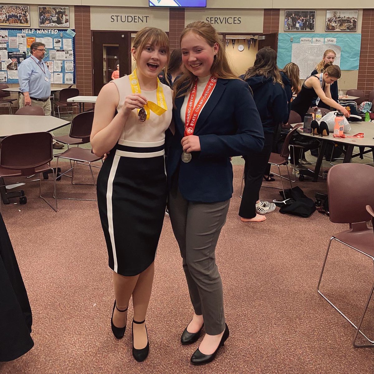 EGFSpeech's tweet photo. Results from State!

Neve - 2nd in Creative!
Madi - 4th in Discussion!

There were over 300 participating high schools this year in MNHSL Speech, so we are both incredibly proud of our accomplishments and of being in the top 5 speakers of our categories! https://t.co/WOWe86ubHi