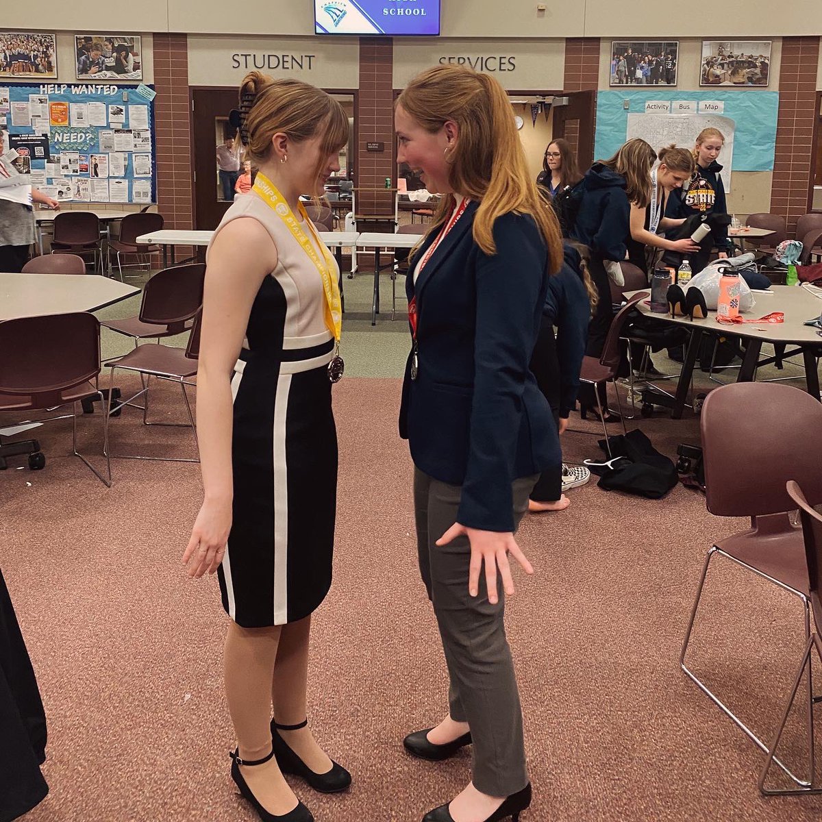 EGFSpeech's tweet photo. Results from State!

Neve - 2nd in Creative!
Madi - 4th in Discussion!

There were over 300 participating high schools this year in MNHSL Speech, so we are both incredibly proud of our accomplishments and of being in the top 5 speakers of our categories! https://t.co/WOWe86ubHi