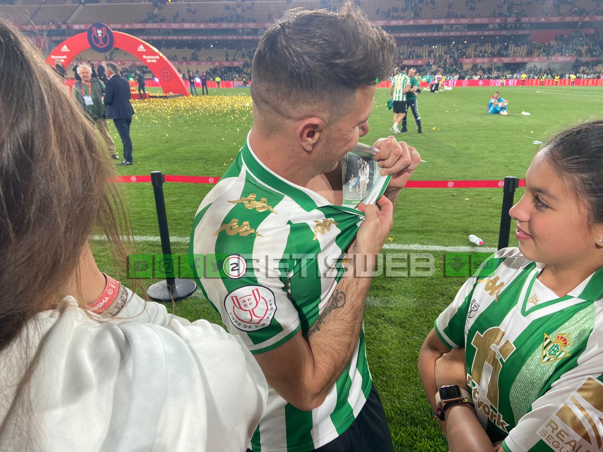betisweb's tweet photo. Esta imagen tenía @joaquinarte en interior de su camiseta #Betis #CopaDelRey https://t.co/lEOLIeSSSh