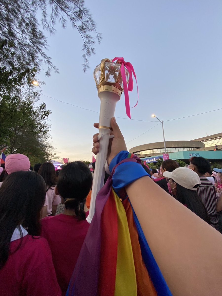 gummy_minari's tweet photo. Lahat kasama sa laban! LET'S PAINT THE TOWN RAINBOW πππ #IpanalaNa10ParaSaLahat #OrbitsForLeni #KPopStans4LeniKiko
@loonatheph @KPOPSTANS4LENI https://t.co/IENRpyJ7MP