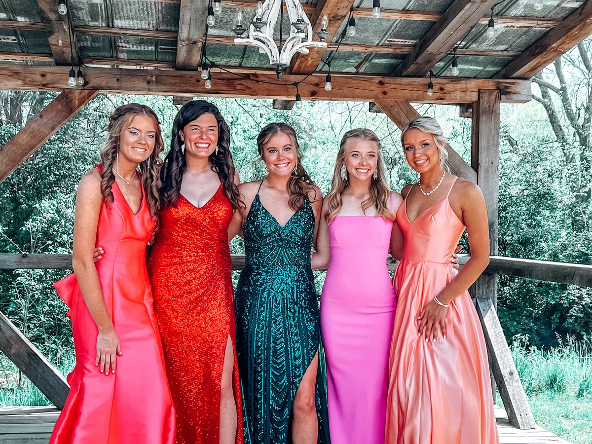 BlountSoftball's tweet photo. They clean up beautifully 😍🥎🧡💙 https://t.co/1jyN70B0uU