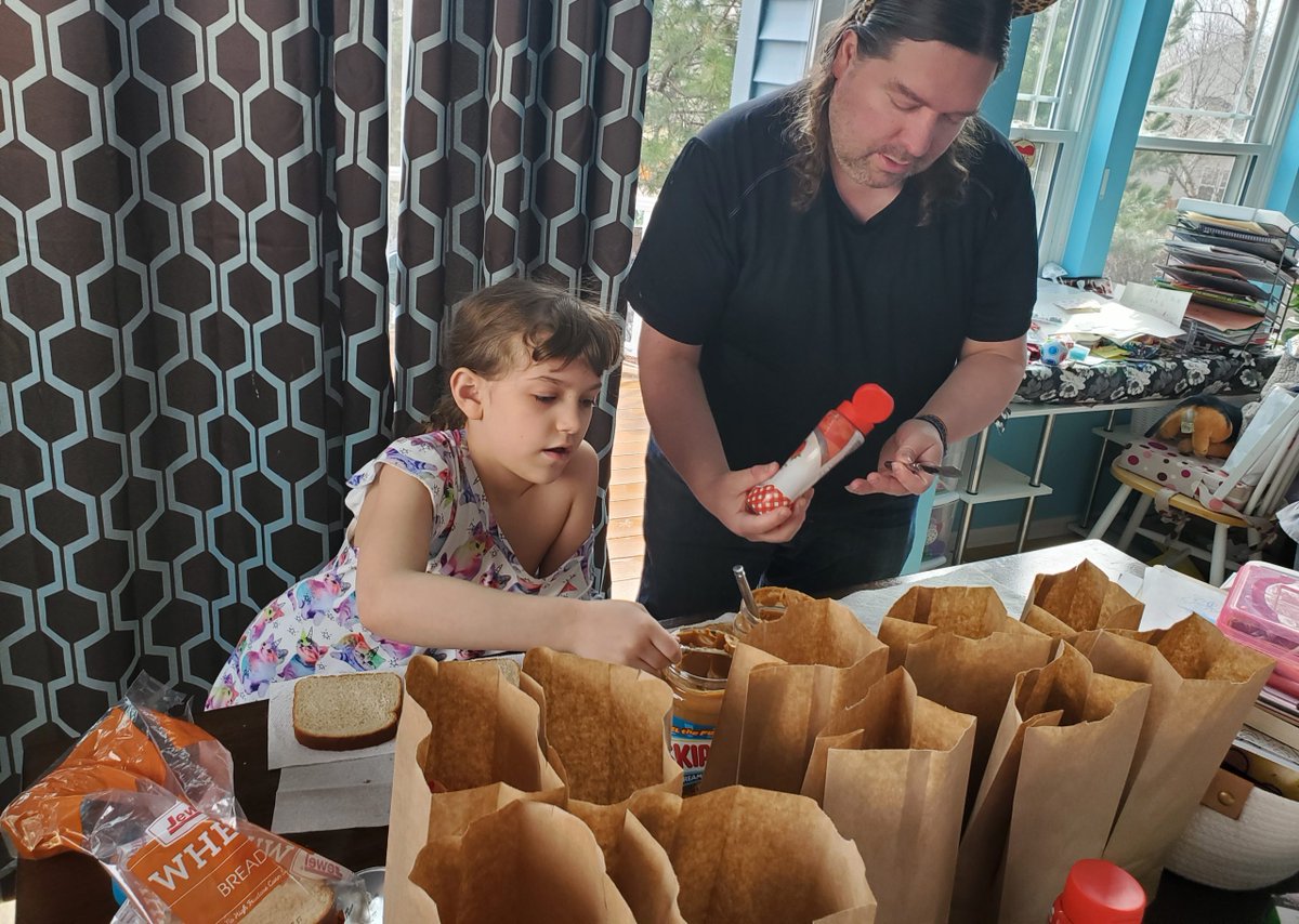 gohumanityworld's tweet photo. #BeyondBeliefNetwork team Northwestern Chicagoland Humanist Crew recently made and delivered 40 meals to Lake County Haven, a shelter for women and children! #HumanismAtWork https://t.co/P4aRVKO32l