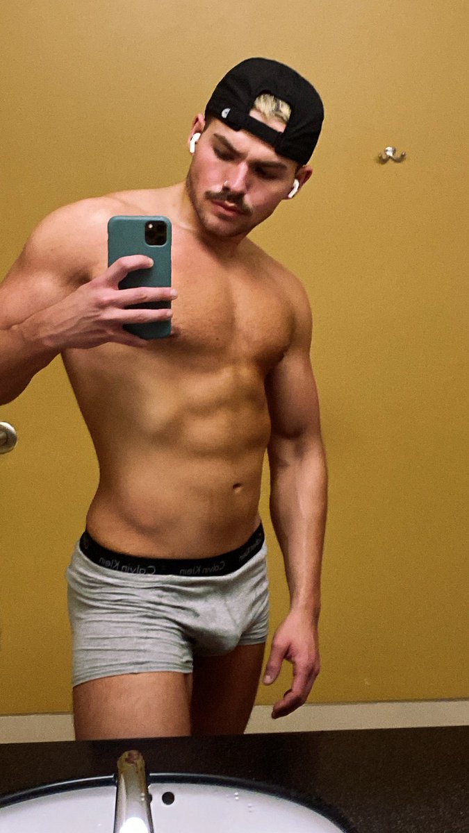 luc_roberttt's tweet photo. i’m twittering cuz gay https://t.co/pgvjD5vYI2