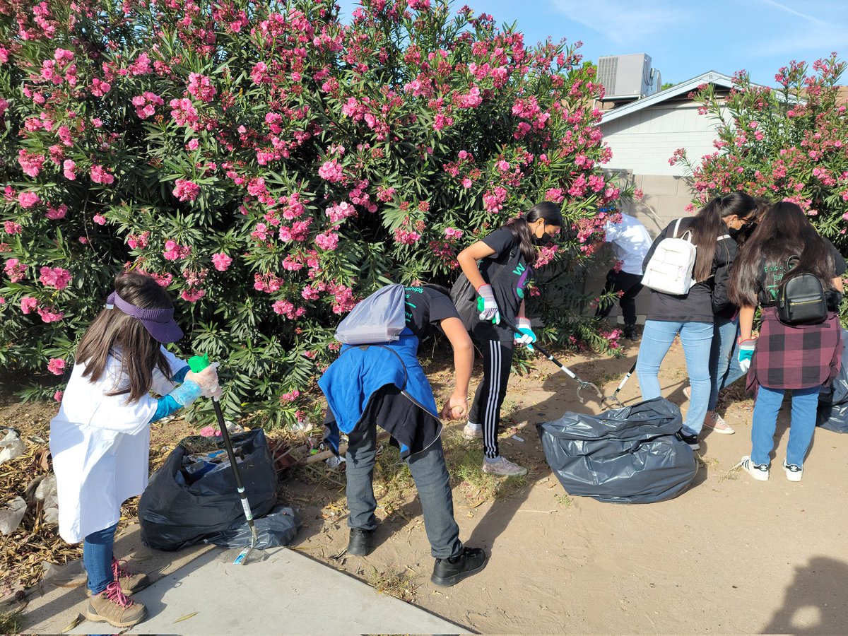 SuperMomsBW's tweet photo. Thank you everyone for your support Clean Up N 75th Ave .04-23-22. Gratitude ๐ค๐๐ https://t.co/OvdWSRuSy4