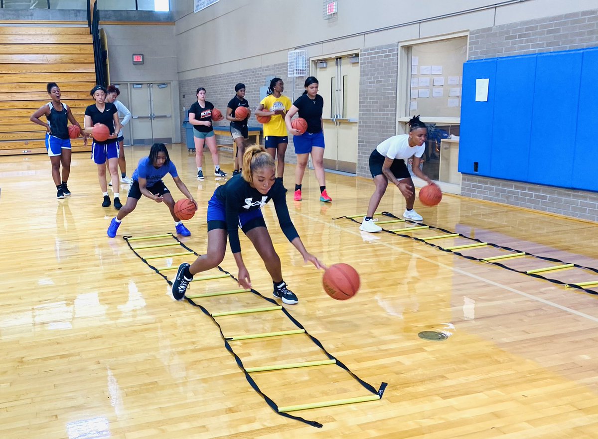 FSCJWBB's tweet photo. WHAT A GOOD DAY!! Our open tryout had the turnout we expected. 💪🏽Very grateful to everyone who took a chance to come workout for an opportunity. We had a good group of young ladies and look forward to making some new additions. #GoAfterWhatYouWant #RideTheWave #BuildIt 🌊🏀 https://t.co/W8tuHFsmN9