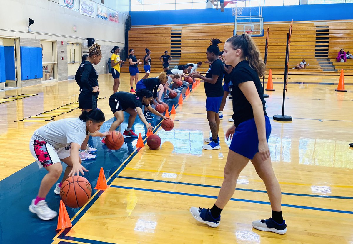FSCJWBB's tweet photo. WHAT A GOOD DAY!! Our open tryout had the turnout we expected. 💪🏽Very grateful to everyone who took a chance to come workout for an opportunity. We had a good group of young ladies and look forward to making some new additions. #GoAfterWhatYouWant #RideTheWave #BuildIt 🌊🏀 https://t.co/W8tuHFsmN9