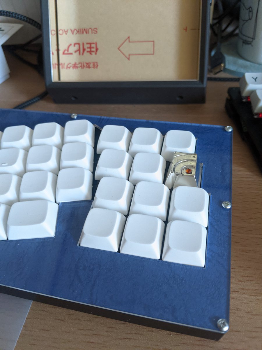 ___monta___'s tweet photo. デコレーションプレートが透明なので、その下に柄の紙を挟んで着せ替え出来ます。
今日は少し落ち着いた色合いで!

#N51GL #自作キーボード #GL516 https://t.co/VD2S0xuoeA