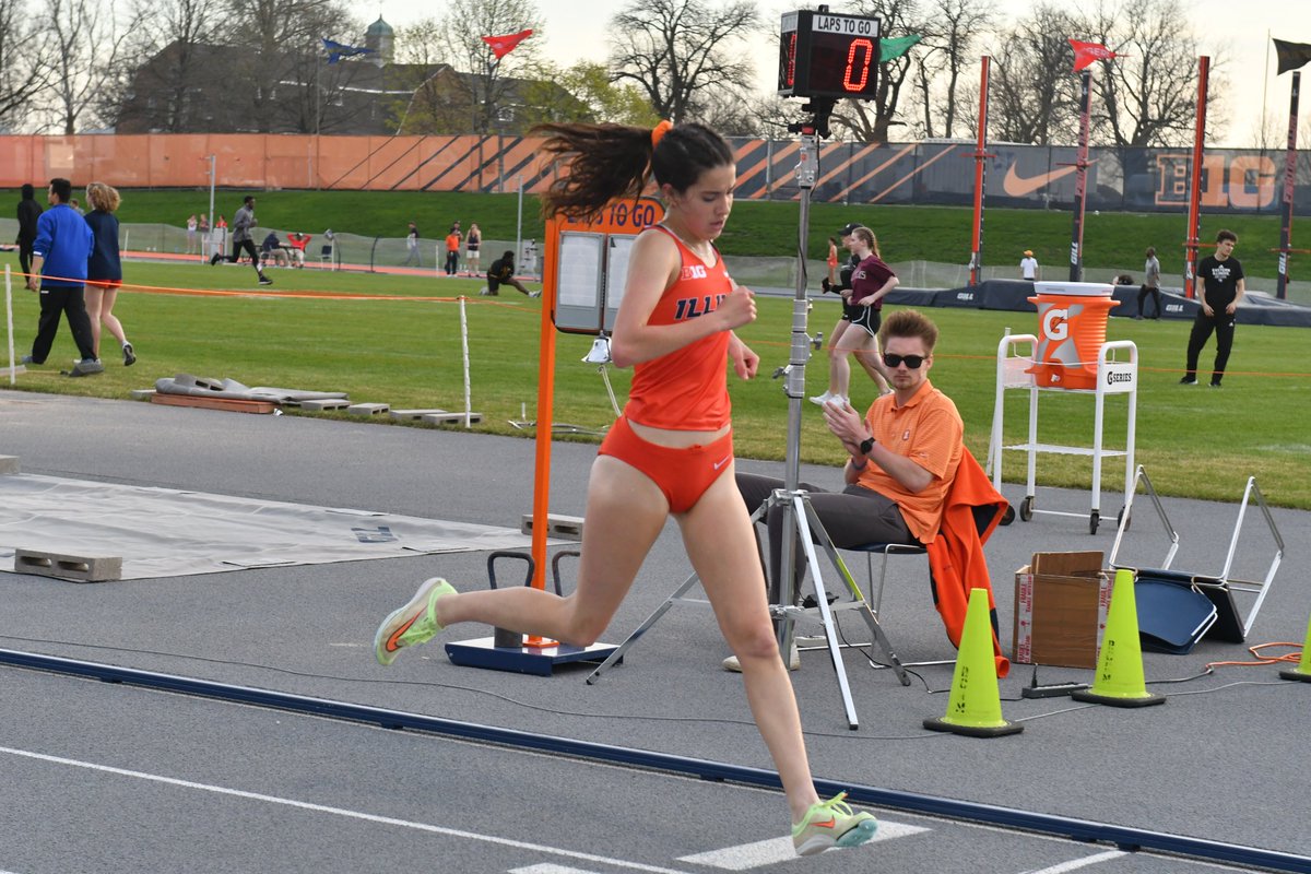 IlliniTrackXC's tweet photo. 𝐈𝐥𝐥𝐢𝐧𝐨𝐢𝐬 𝟑𝟎𝟎𝟎𝐦 𝐒𝐂 𝐒𝐰𝐞𝐞𝐩!

@maggiegamboaa and @EddieSiuda are champions of the 3000m steeplechase! @KatieHohe sets a new personal best in the same race!

🥇 Gamboa - 10:43.44
🥉 Hohe - 11:09.85 (PR)
🥇 Siuda - 9:09.34 (PR) https://t.co/KLvrc36m9X
