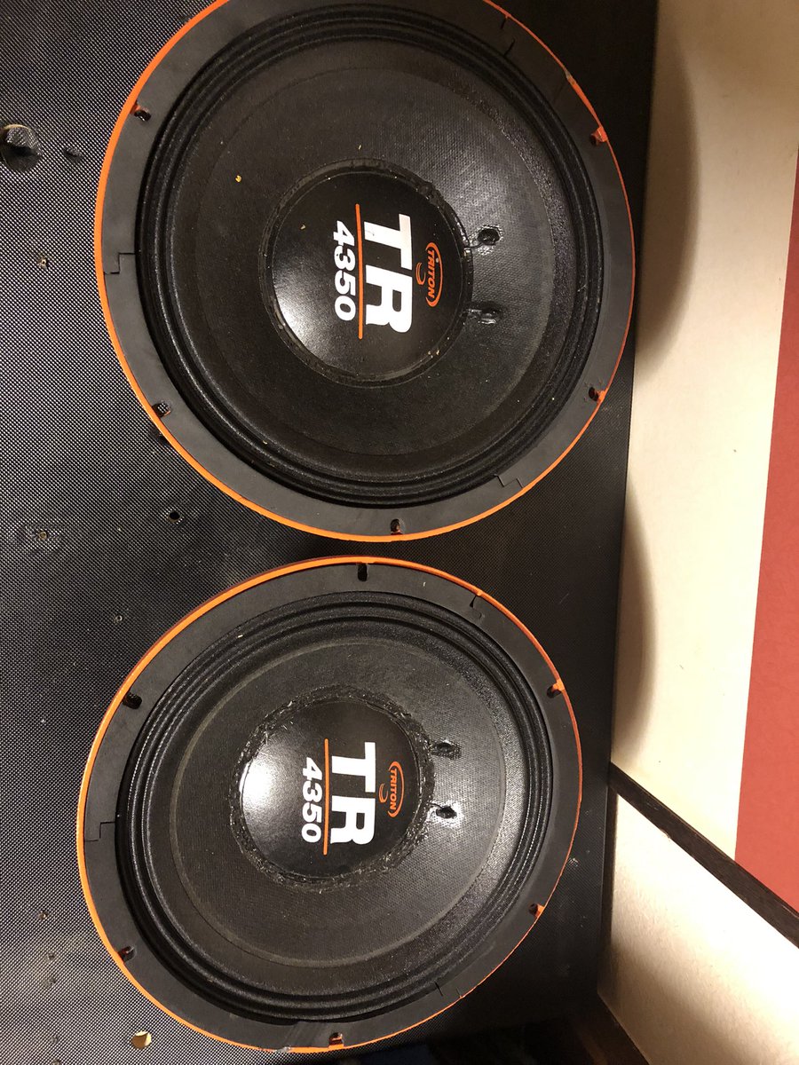 売ります。中古です。　
2ohms です。　
8万です。
