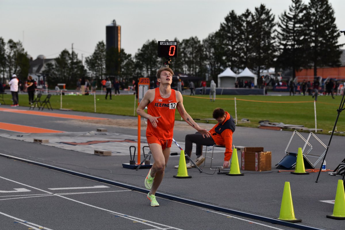 IlliniTrackXC's tweet photo. 𝐈𝐥𝐥𝐢𝐧𝐨𝐢𝐬 𝟑𝟎𝟎𝟎𝐦 𝐒𝐂 𝐒𝐰𝐞𝐞𝐩!

@maggiegamboaa and @EddieSiuda are champions of the 3000m steeplechase! @KatieHohe sets a new personal best in the same race!

🥇 Gamboa - 10:43.44
🥉 Hohe - 11:09.85 (PR)
🥇 Siuda - 9:09.34 (PR) https://t.co/KLvrc36m9X