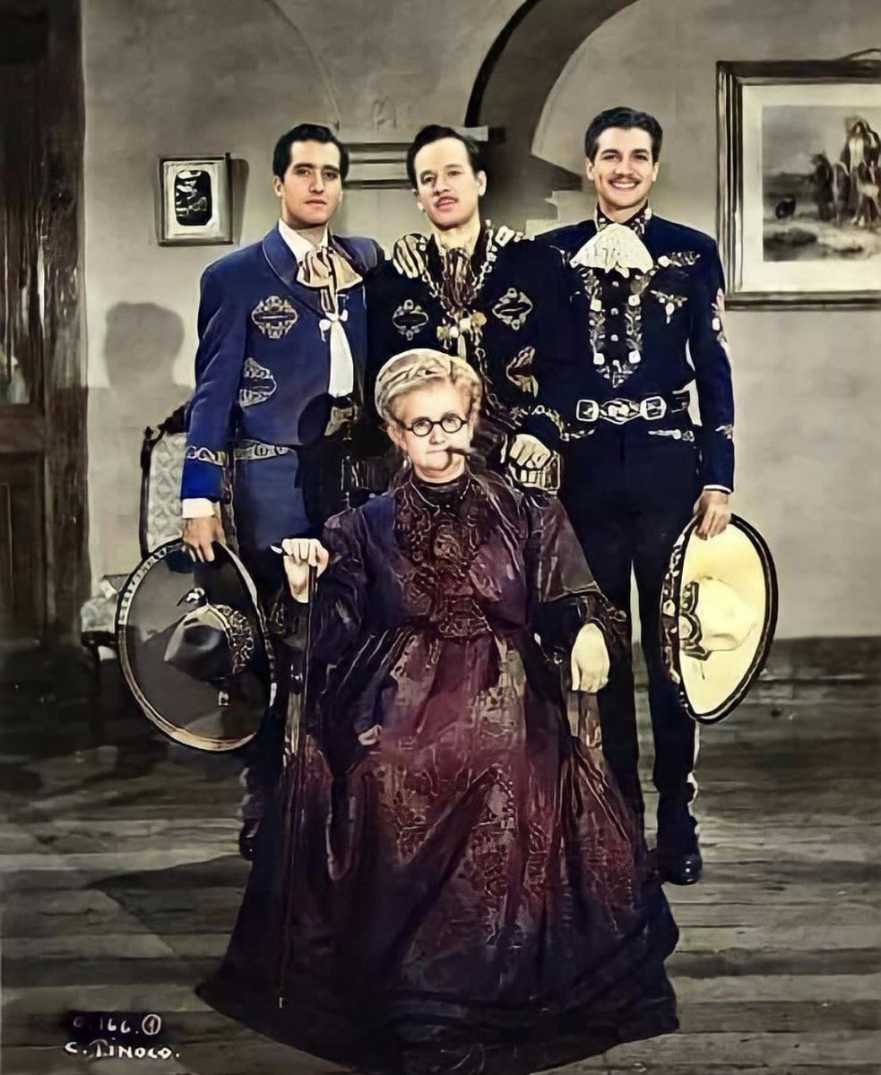 Cuauhtemoc_1521's tweet photo. Una de las películas más queridas en la historia del cine nacional es sin duda Los Tres García, protagonizada por Pedro Infante y Sara García. La dirección fue de Ismael Rodríguez y fue estrenada en 1947. Sabes el nombre de los otros 2 actores que aparecen en esta fotografía? #RT https://t.co/cQ4P50xgDV