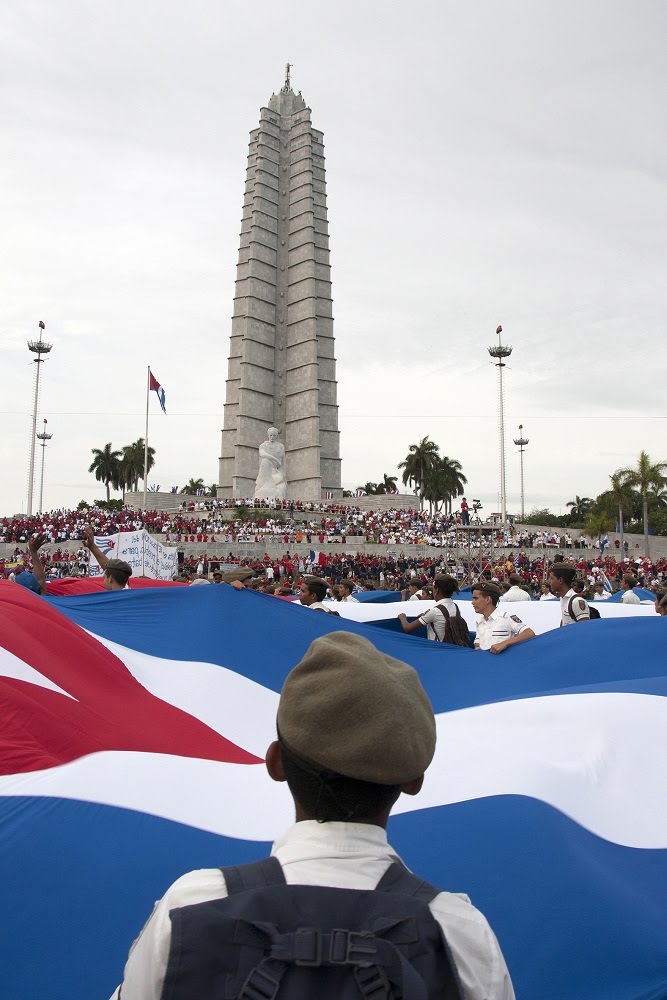 El próximo #1roDeMayo, ¡con todos y por todos, a la Plaza de la Revolución! #CubaViveYTrabaja <a href="/DrRobertoMOjeda/">Dr. Roberto Morales Ojeda</a> <a href="/DiazCanelB/">Miguel Díaz-Canel Bermúdez</a> <a href="/CubaMined/">MINED</a>