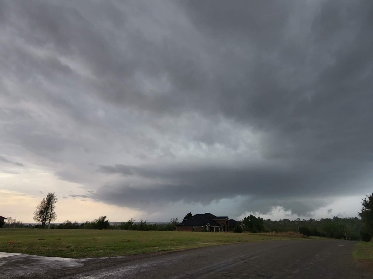 convexstorms's tweet photo. Tornado warned supercell near Oklahoma City, OK. today. https://t.co/eQ34vqYDvD