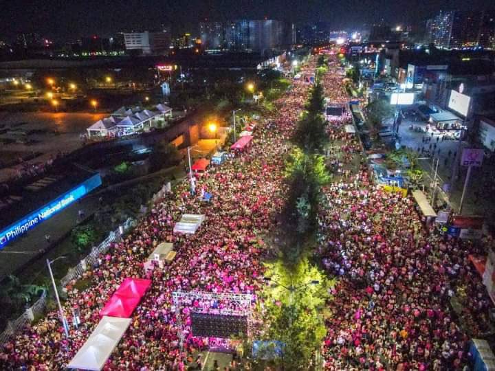 natoreyes's tweet photo. Momentum sa huling 2 linggo ay nasa Oposisyon na

Matapos ang higanteng rally kagabi sa Pasay para sa Leni-Kiko tandem, walang duda na ang momentum ng kampanya ay nasa Oposisyon na. Papalaki ang natitipong tao ng Oposisyon at hindi na makasabay ang makinarya nina Marcos-Duterte. https://t.co/xm36nDby6R