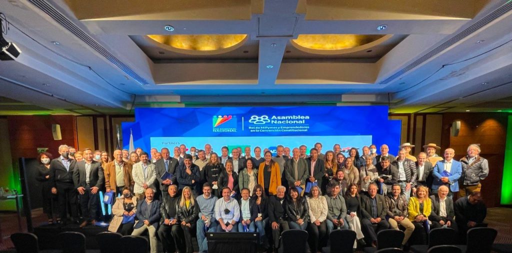 andres20ad's tweet photo. Así como los enemigos de la democracia se juntaron para acabar con la democracia el 73, se volvieron a reunir hace unos días en el Sheraton. Esta vez, han declarado la guerra a la nueva Constitución y al gobierno de Boric. Warnken, Auth, Walker (DC), camioneros y empresarios. https://t.co/DqmsnLFv8h