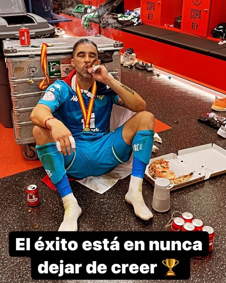 ¡A LO MICHAEL JORDAN! Claudio Bravo festeja muy relajado la consagración del Betis en la Copa del Rey. 🏆👏