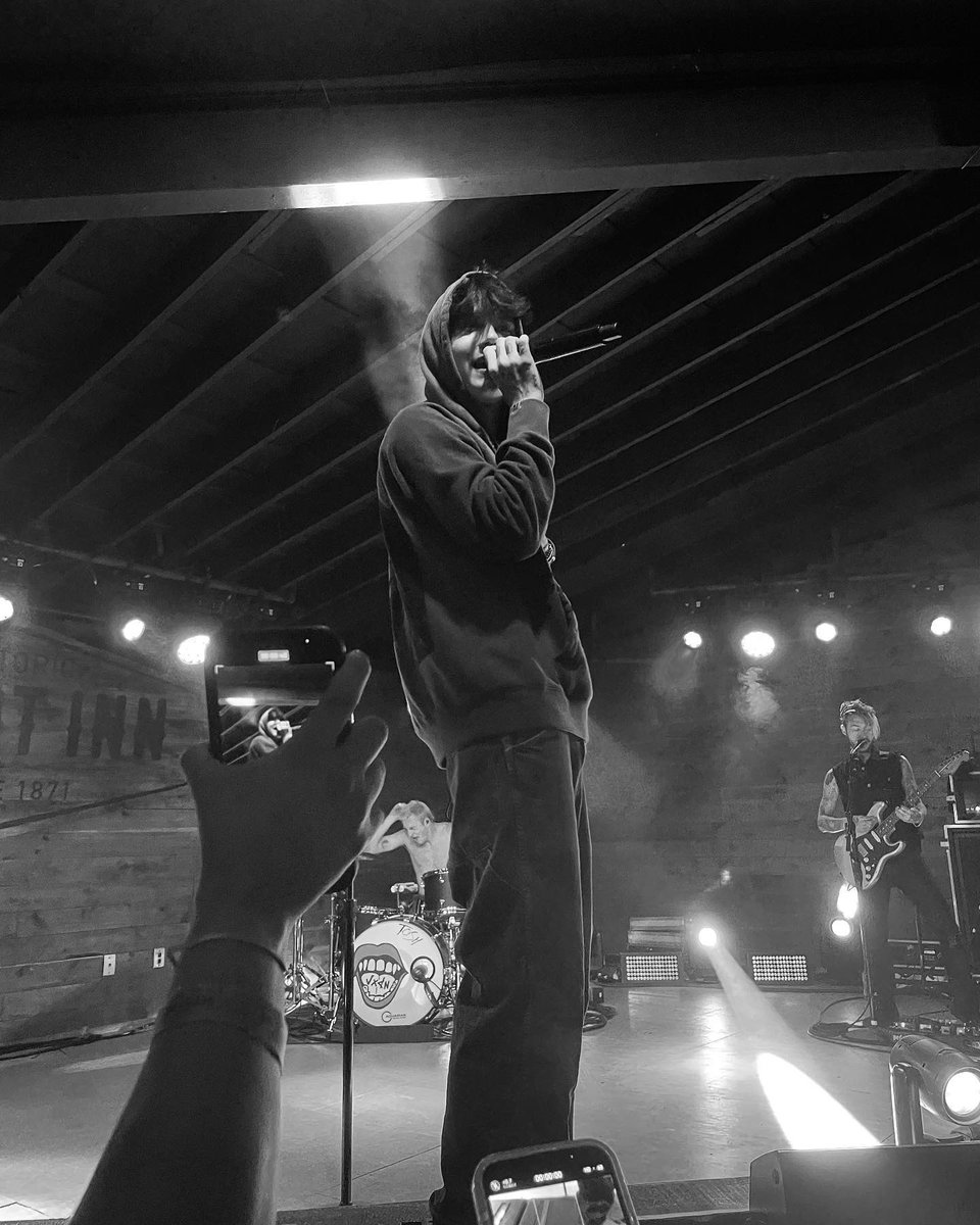 alexiscooks55's tweet photo. Best time ever! #TellMeAboutTomorrowTour @jxdn https://t.co/cqbj7Jqktb