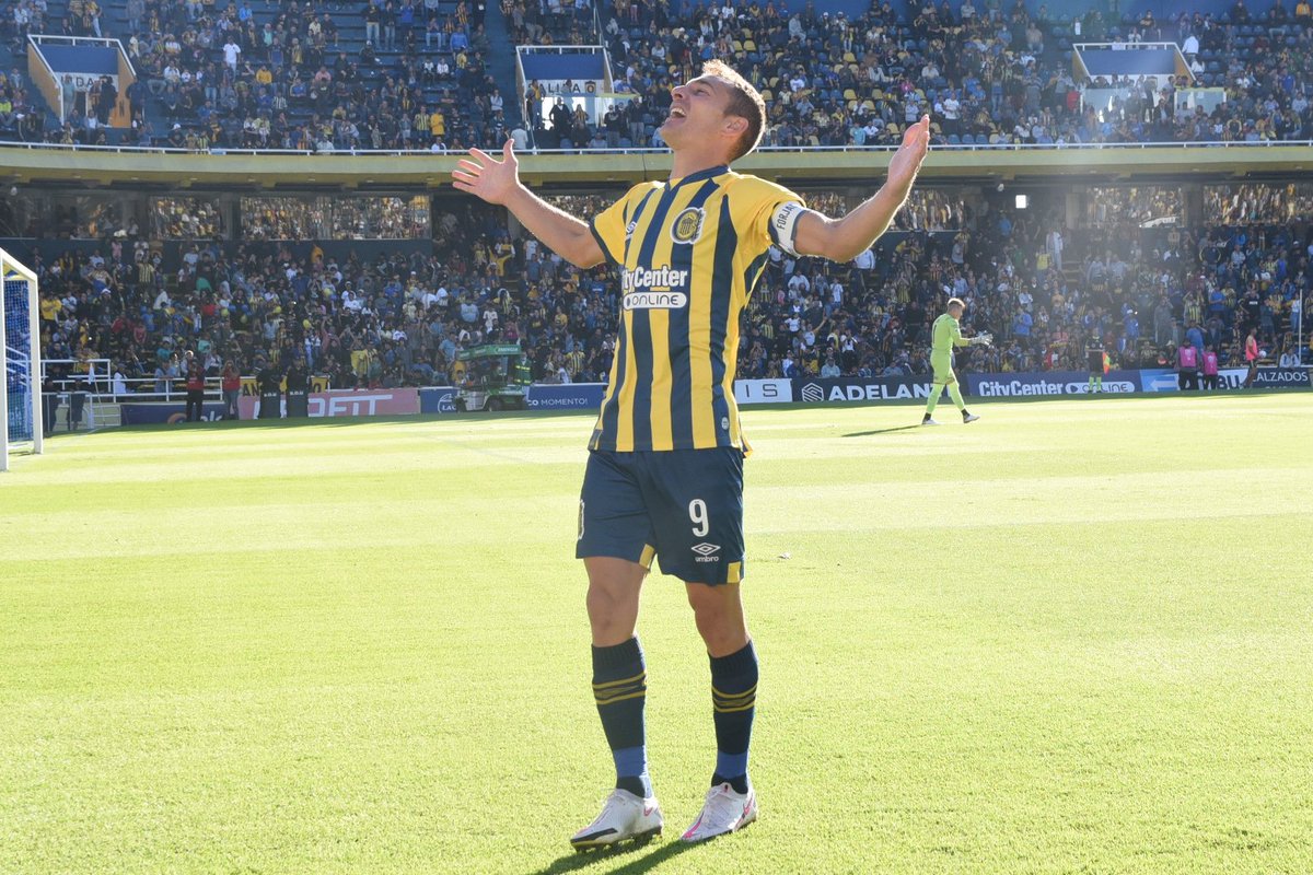 RosarioCentral's tweet photo. 🇺🇦🤔 ¿Goleador histórico del fútbol rosarino con la misma camiseta?

🤩⚽ MARCO GASTÓN RUBEN (104) https://t.co/0fKziO5Esr