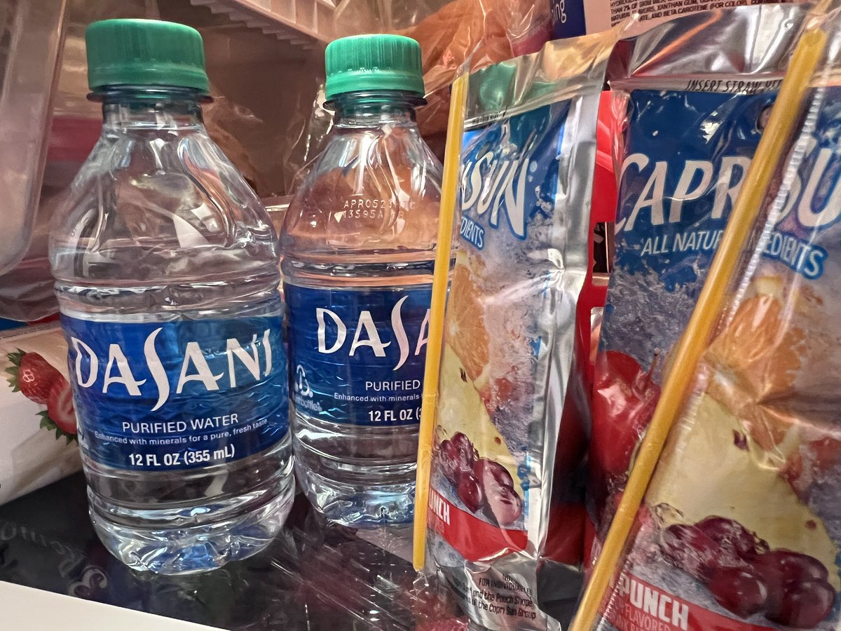 FishBowlFamily's tweet photo. ☀️It’s hot outside, we are staying hydrated. 🥤
#notevensummeryet #ElPaso #pouches #water #FishBowlFamily 🎏
@dasaniwater #caprisun @KraftBrand https://t.co/OCg71NEU7O