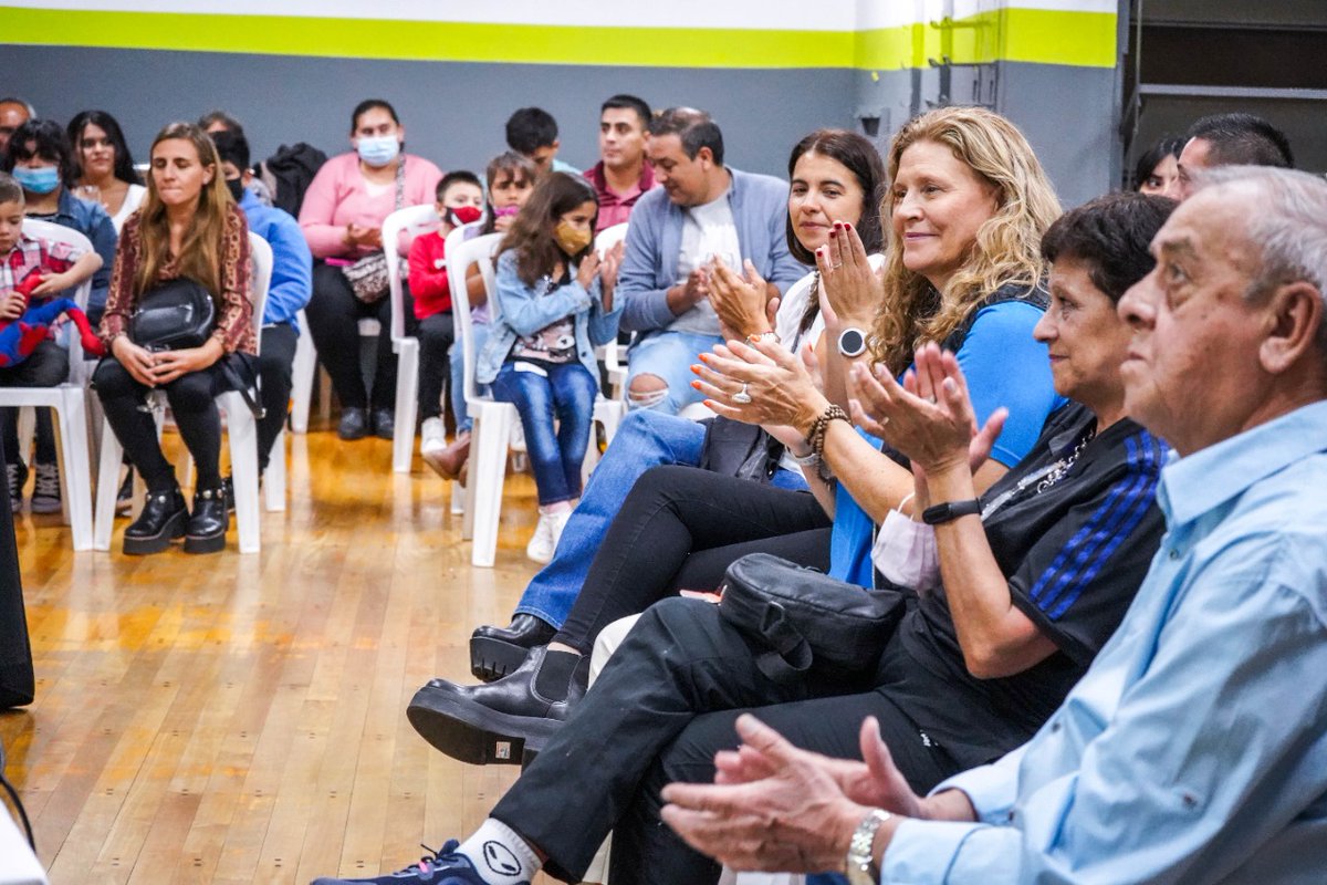 GabyPedrali's tweet photo. Hoy participé de la Vigésima Colación del Instituto Privado Superior en Fitness #StudioCinco donde egresaron 19 instructores e instructoras en distintas disciplinas que se suman a los más de 2000 profesionales egresados en estos 20 años de formación y capacitación del instituto. https://t.co/3QcXJnFdZH