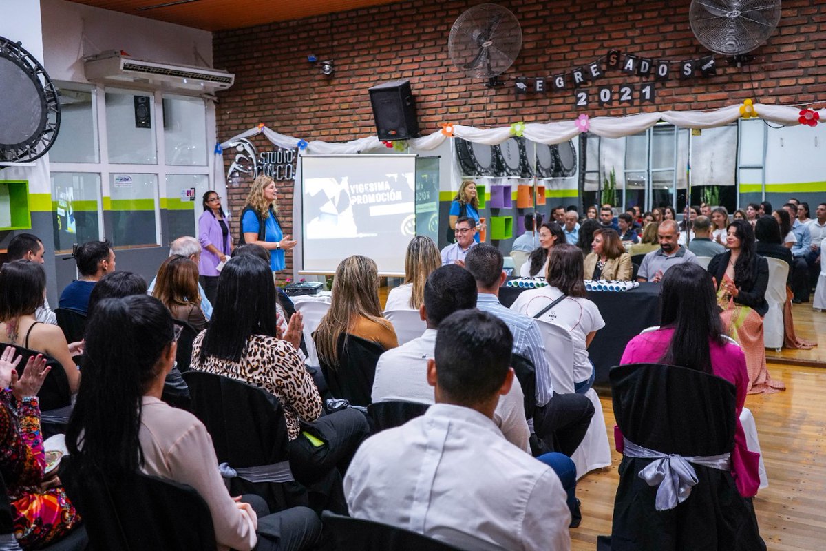 GabyPedrali's tweet photo. Hoy participé de la Vigésima Colación del Instituto Privado Superior en Fitness #StudioCinco donde egresaron 19 instructores e instructoras en distintas disciplinas que se suman a los más de 2000 profesionales egresados en estos 20 años de formación y capacitación del instituto. https://t.co/3QcXJnFdZH