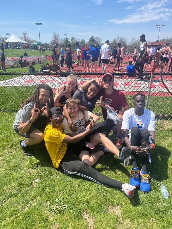 srbrickler's tweet photo. What a great group! Love they were able to see one another at a track meet today. @BDtrack @GiantDistance https://t.co/O8V4DQqRJy